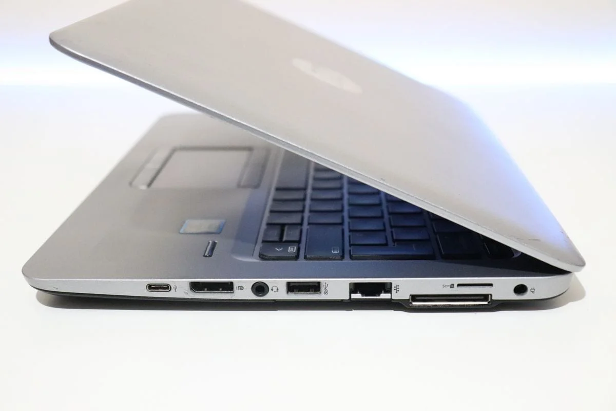 ⁦HP Elitebook 820 G3 - جيل سادس - سرعه وشياكة ووزن خفيف وسعر مناسب جدا ( عرض لفترة محدودة )⁩ - الصورة ⁦3⁩
