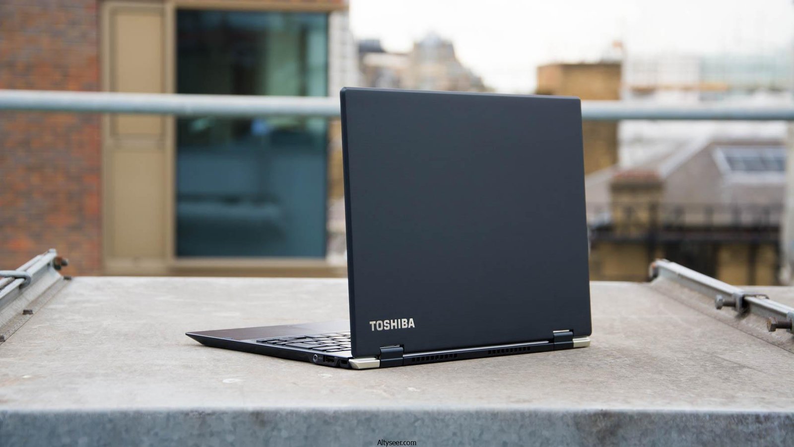 اعجوبة توشيبا Toshiba Portege X20W - انحف لابتوب واخف وزنا واسرع اداءا واقوي تحملا وافضل سعرا - الصورة 2